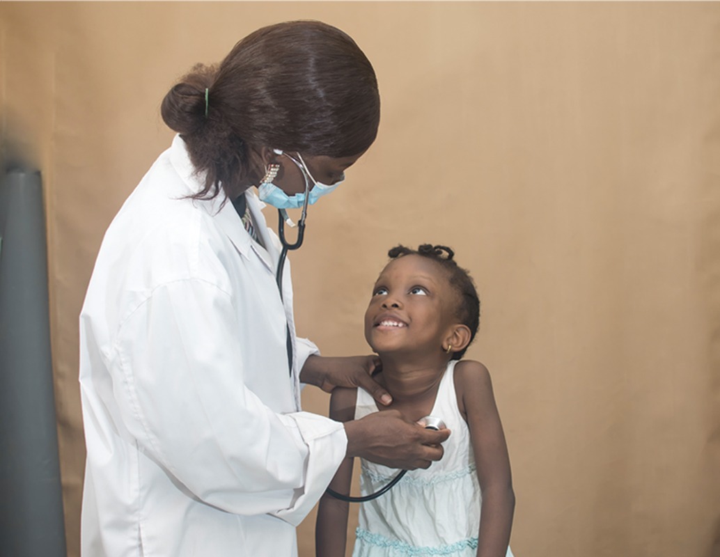 femme medecin administre un vaccin