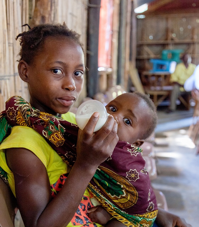 femme qui tient son enfant dans les bras